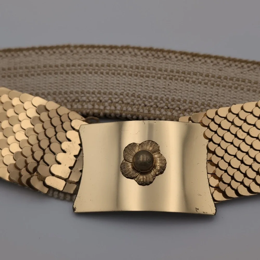 Vintage 70s 80s Gold Tone Fish Scale Stretch Cinch Belt Flower Buckle Disco Glam